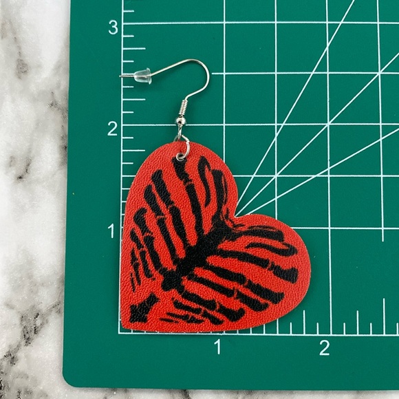 ๐3/$25๐ Rib Cage Heart Dangle Tear Drop Earrings - Picture 3 of 3